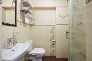 Отель Kasimir Hotel Rooms Буковель Двухместный номер с 1 кроватью или 2 отдельными кроватями-6