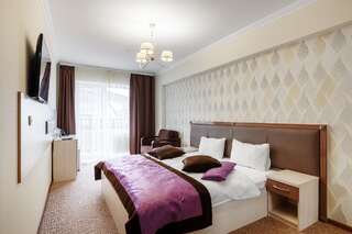 Отель Kasimir Hotel Rooms Буковель Трехместный номер с балконом-2